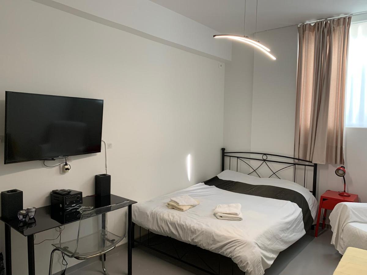Holodek Apartments Goudi semi-basement Atene Esterno foto